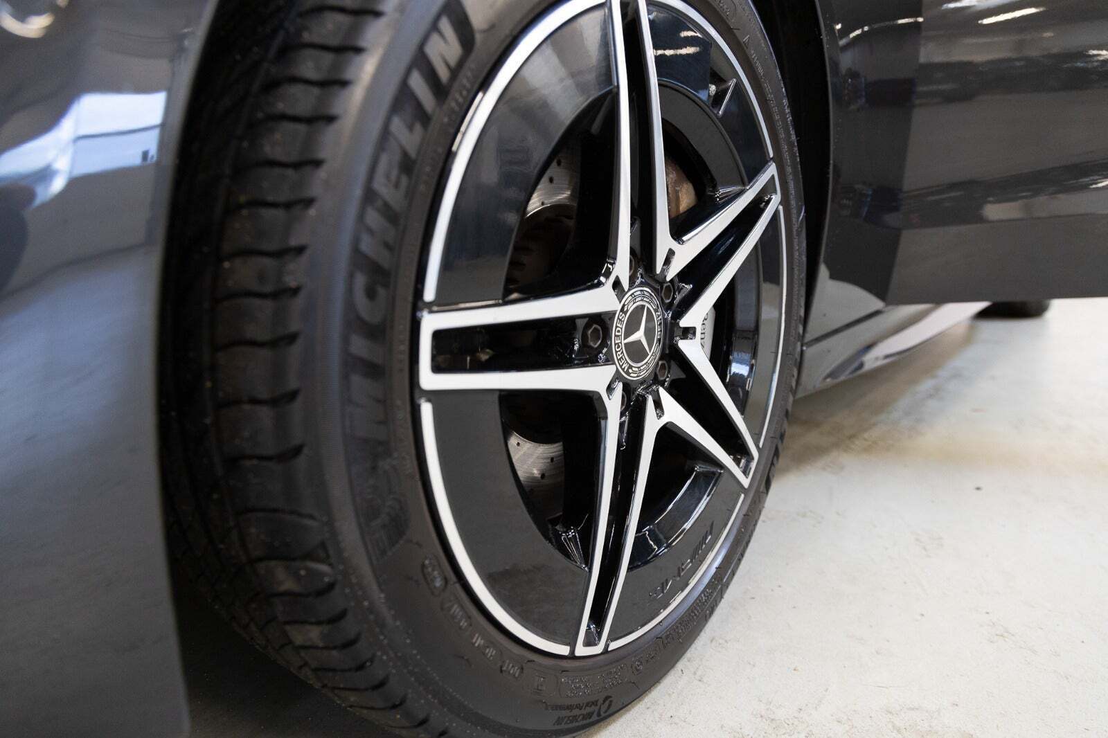 Grå Mercedes C300 e fra 2022