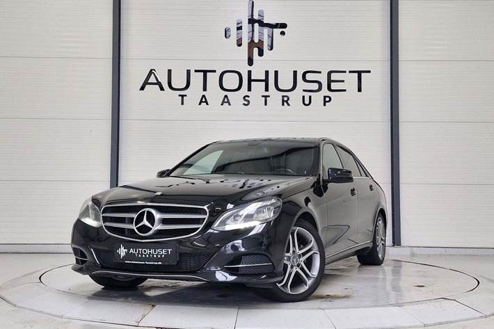 Sort Mercedes E220 fra 2014 set udefra