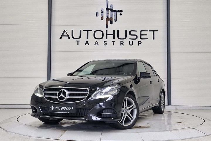 Sort Mercedes E220 fra 2014 set udefra
