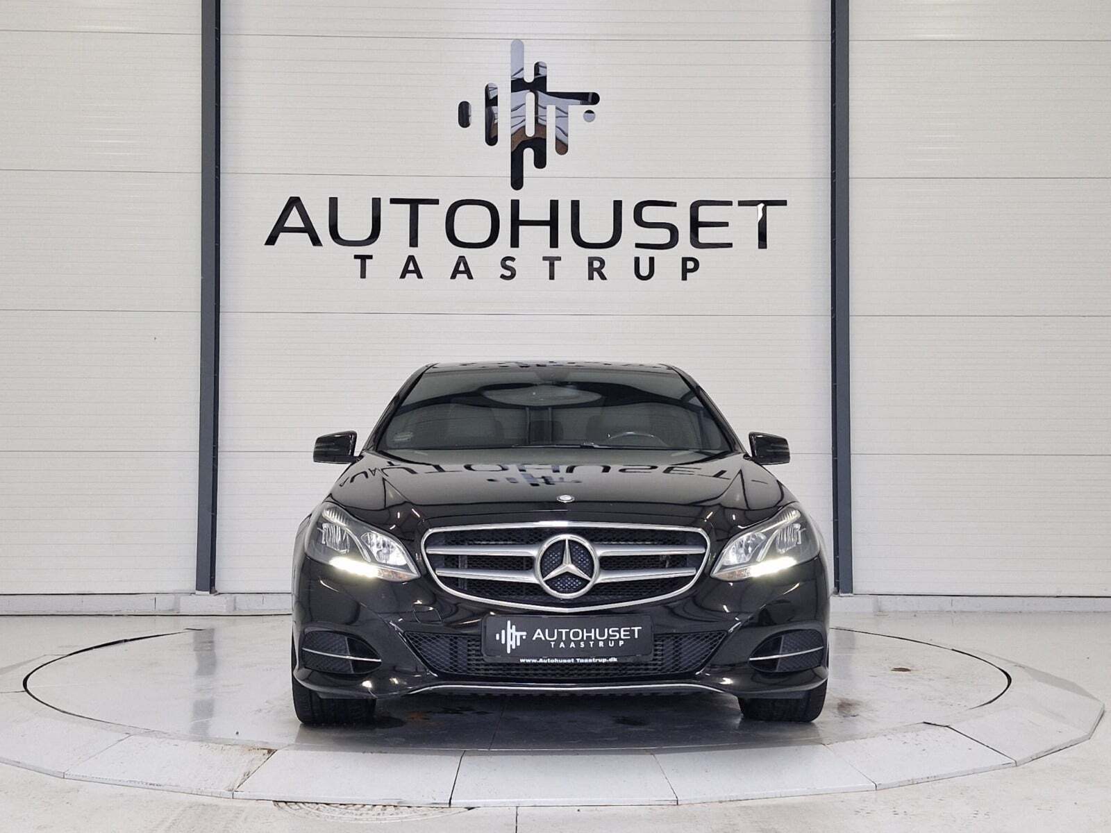 Sort Mercedes E220 fra 2014 set udefra