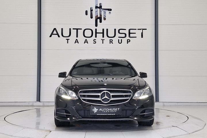Sort Mercedes E220 fra 2014 set udefra