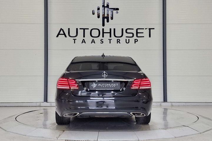 Sort Mercedes E220 fra 2014 set udefra