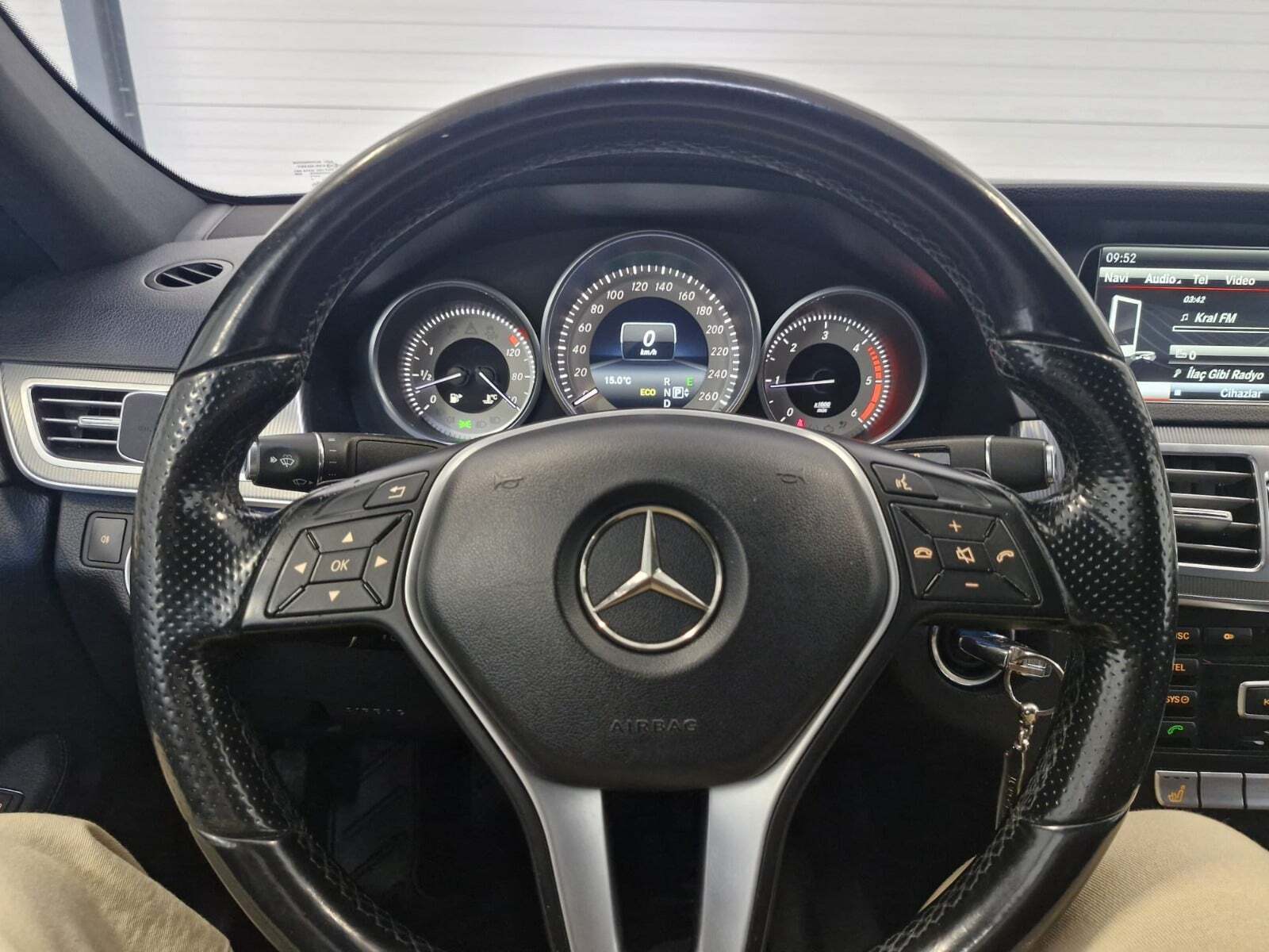 Sort Mercedes E220 fra 2014 set indefra