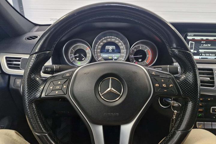 Sort Mercedes E220 fra 2014 set indefra