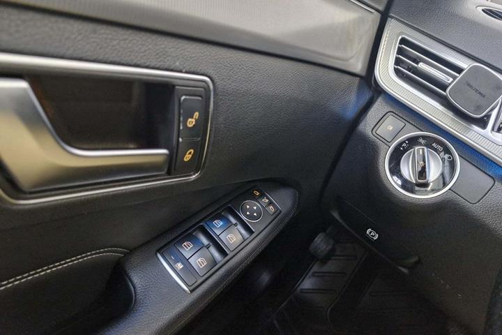 Sort Mercedes E220 fra 2014 set indefra