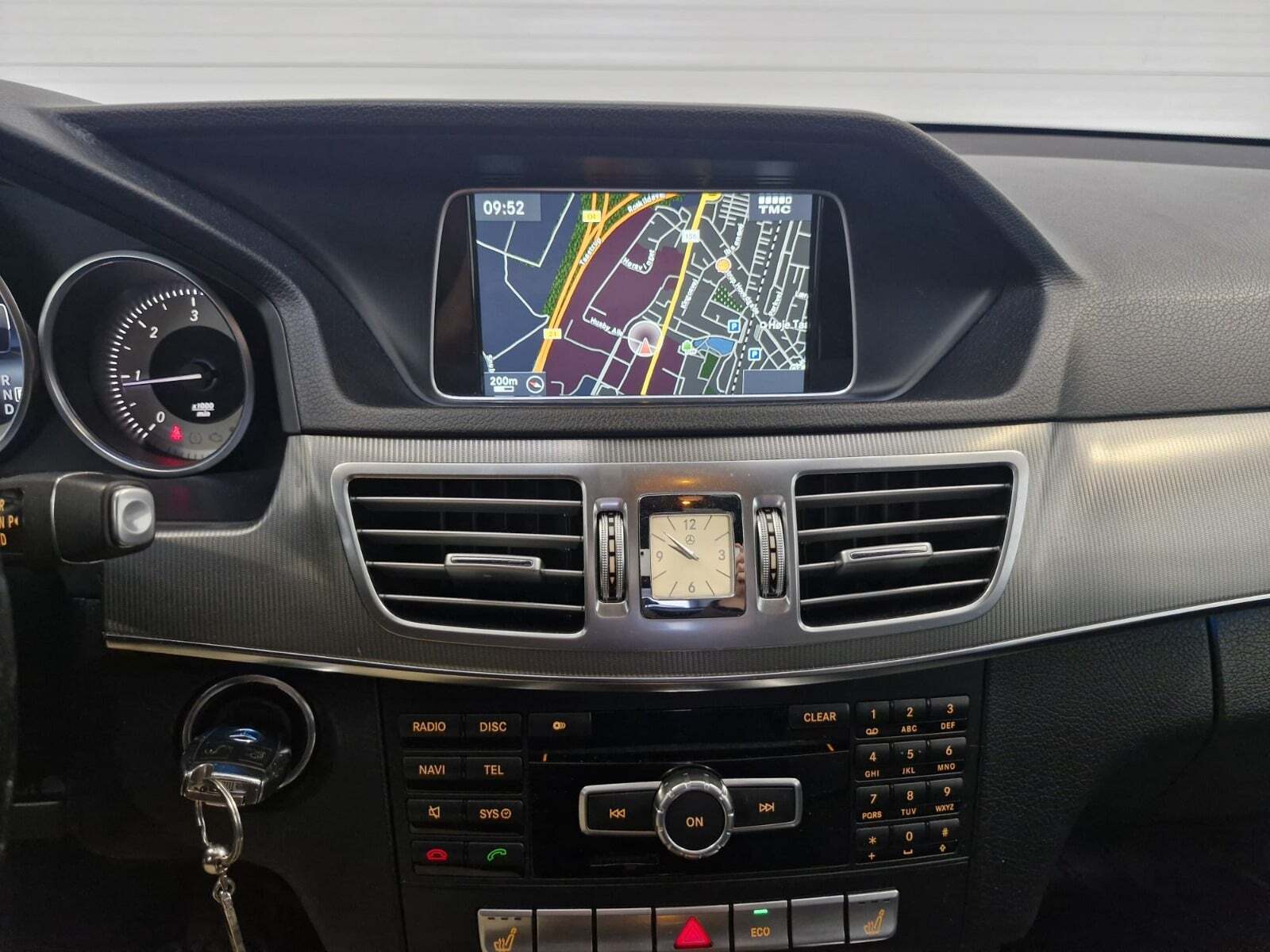 Sort Mercedes E220 fra 2014 set indefra