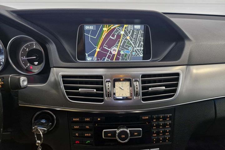 Sort Mercedes E220 fra 2014 set indefra