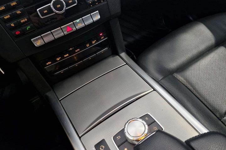 Sort Mercedes E220 fra 2014 set indefra