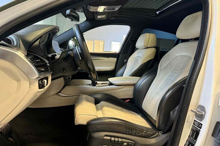 Grøn BMW X6 fra 2015 set indefra