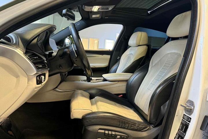 Grøn BMW X6 fra 2015 set indefra