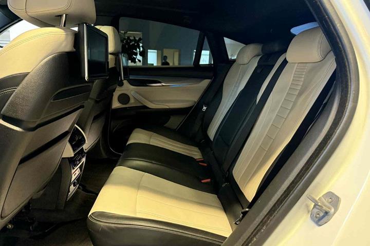 Grøn BMW X6 fra 2015 set indefra