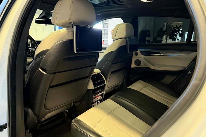 Grøn BMW X6 fra 2015 set indefra
