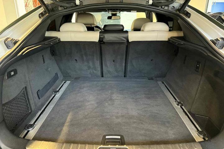 Grøn BMW X6 fra 2015 set indefra