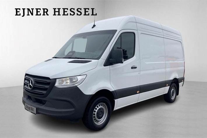 Hvid Mercedes Sprinter 317 fra 2024 set udefra