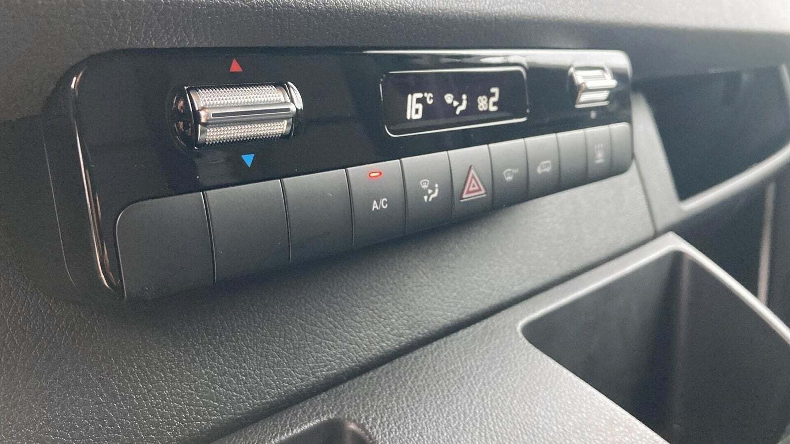 Hvid Mercedes Sprinter 317 fra 2024