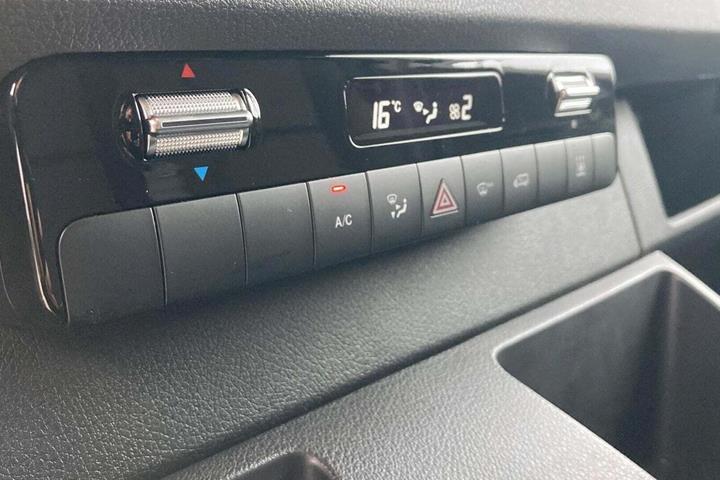 Hvid Mercedes Sprinter 317 fra 2024