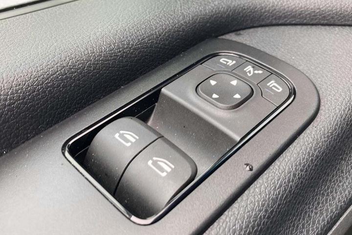 Hvid Mercedes Sprinter 317 fra 2024