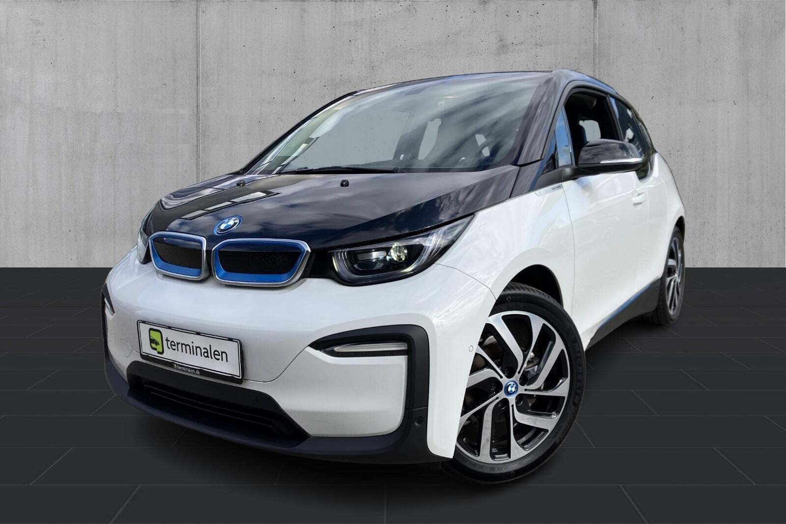 Hvid BMW i3 fra 2022 set udefra