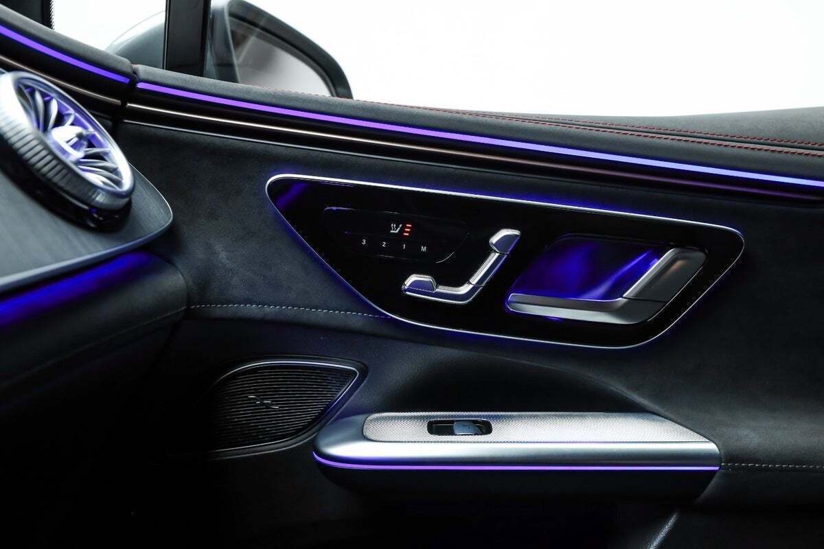 Grå Mercedes EQE350 SUV fra 2024