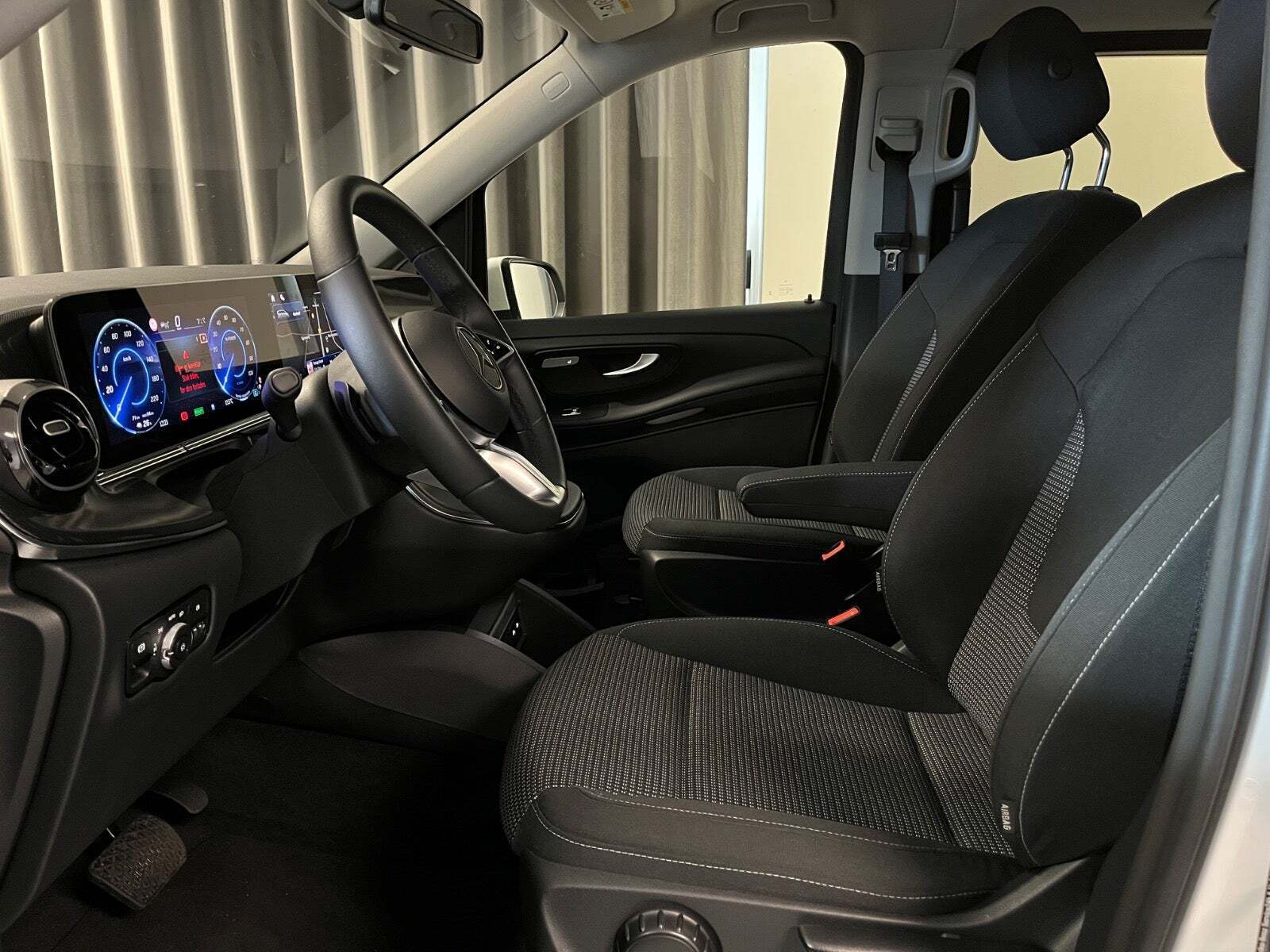 Hvid Mercedes EQV300 fra 2024