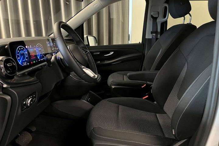 Hvid Mercedes EQV300 fra 2024