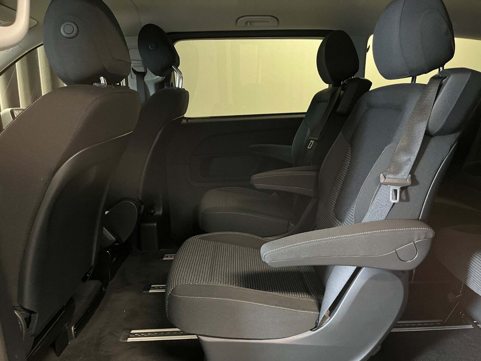 Hvid Mercedes EQV300 fra 2024