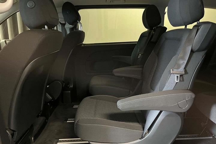 Hvid Mercedes EQV300 fra 2024