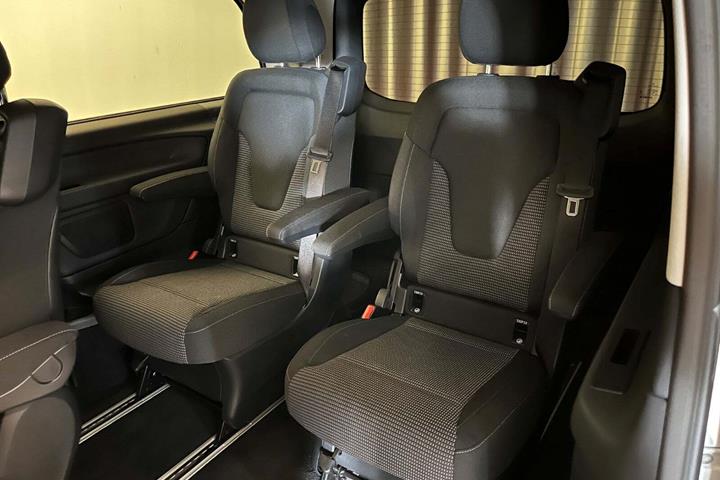 Hvid Mercedes EQV300 fra 2024