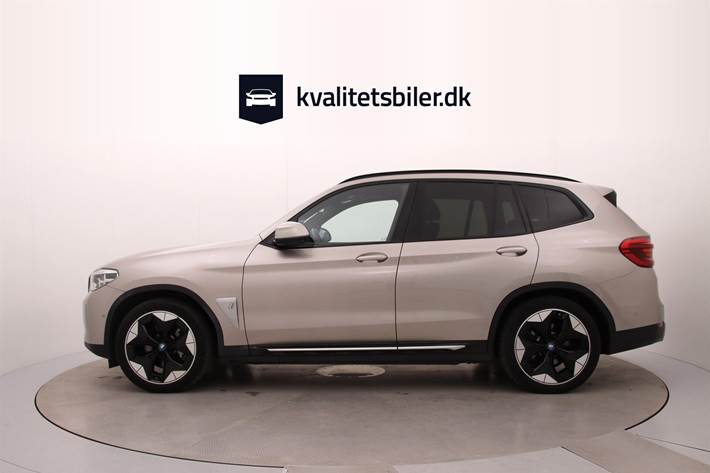Beige BMW iX3 fra 2021