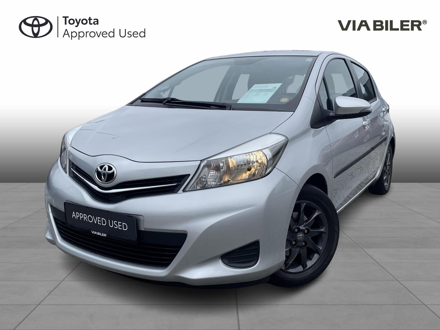 Sølv Toyota Yaris fra 2012 set udefra