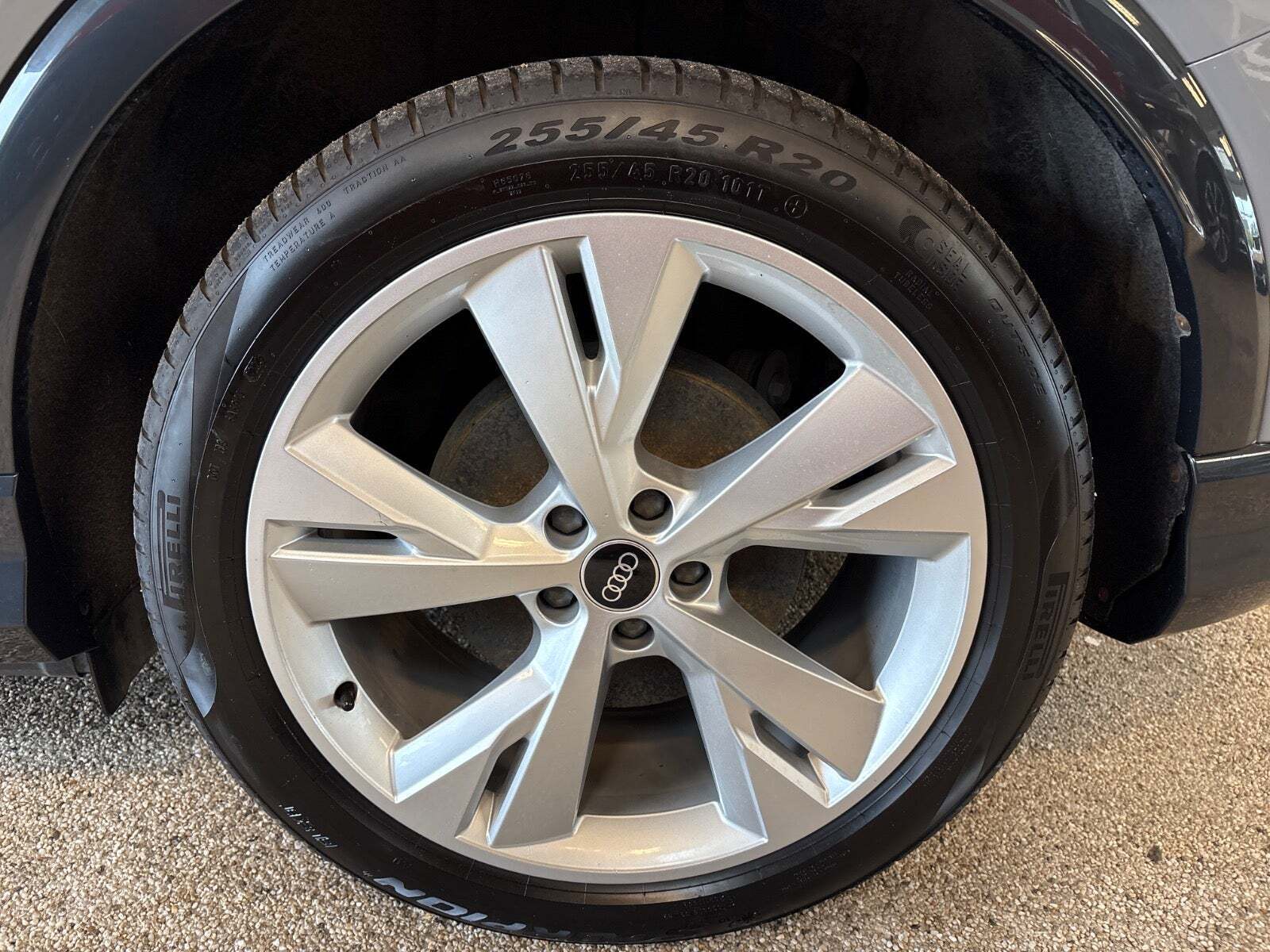 Grå Audi Q4 e-tron fra 2022