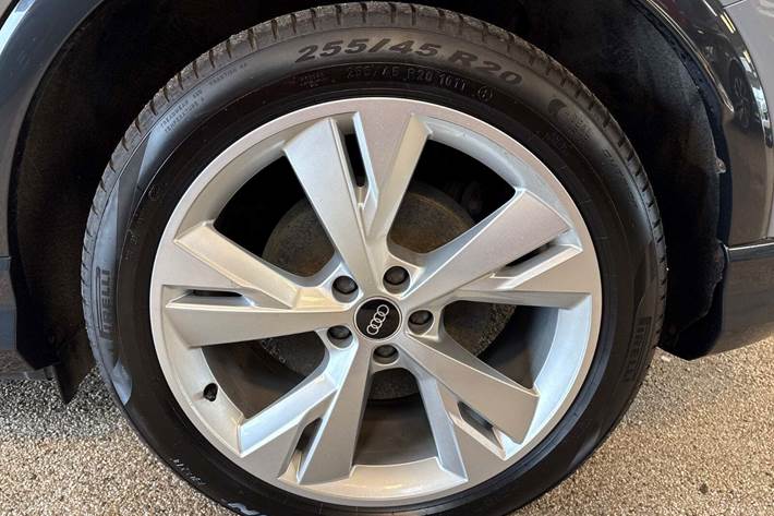 Grå Audi Q4 e-tron fra 2022