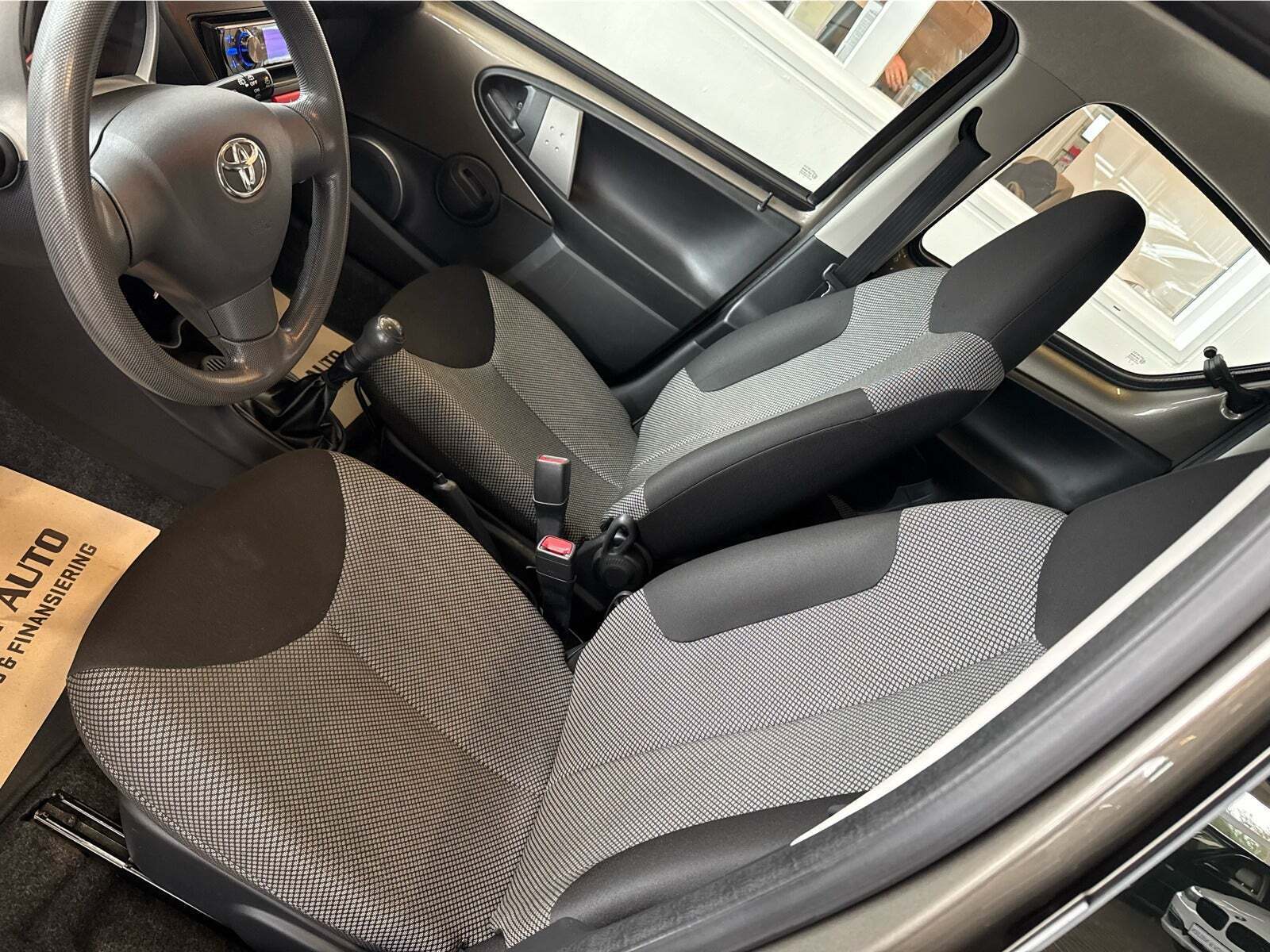 Grå Toyota Aygo fra 2012