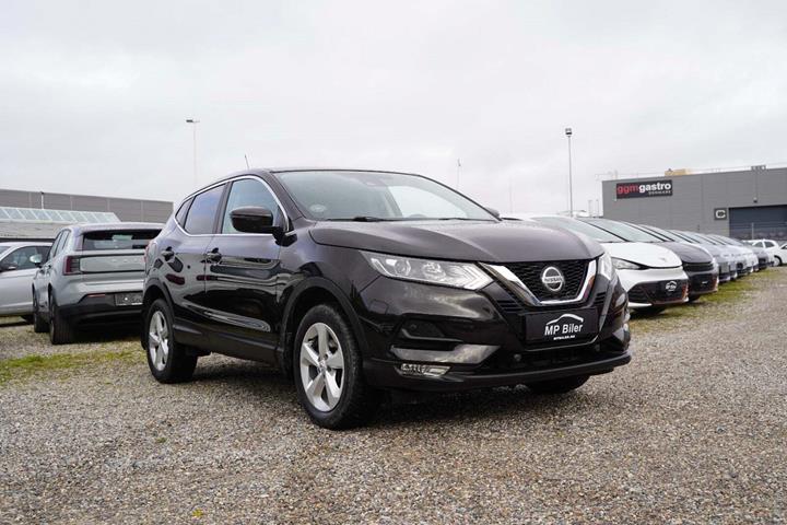 Sort Nissan Qashqai fra 2019 set udefra