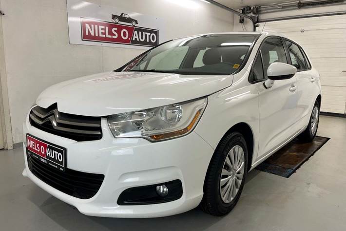 Hvid Citroën C4 fra 2015 set udefra