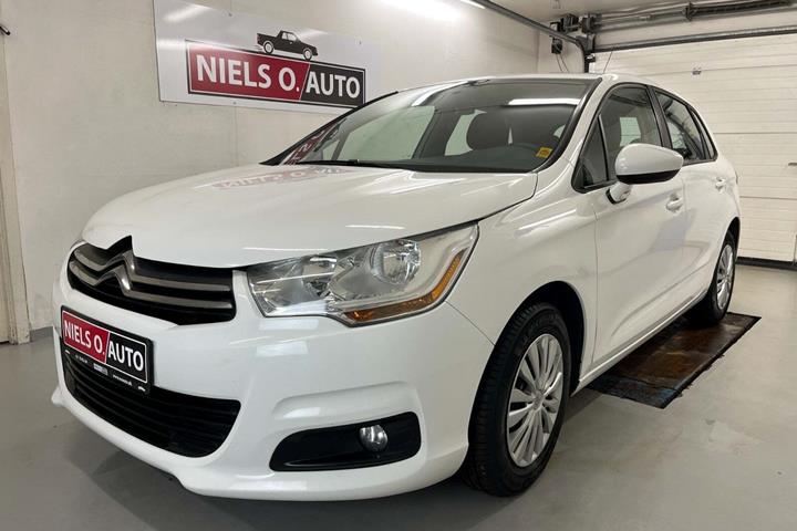 Hvid Citroën C4 fra 2015 set udefra