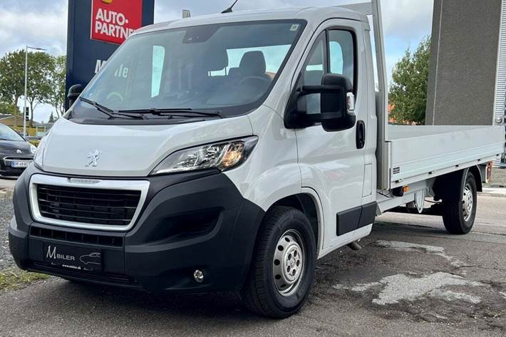 Hvid Peugeot Boxer 435 fra 2024 set udefra