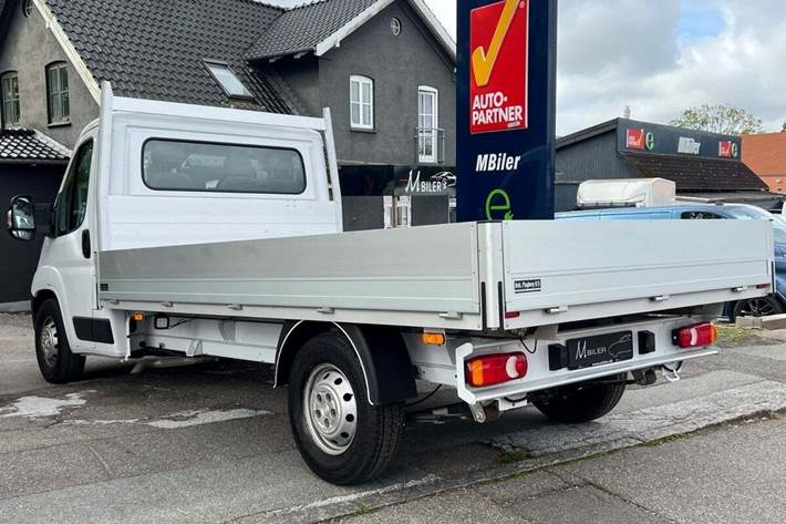 Hvid Peugeot Boxer 435 fra 2024 set udefra