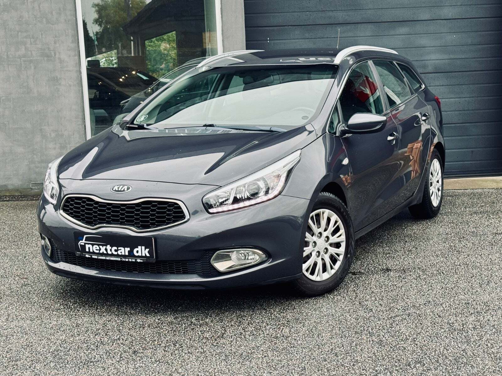 Grå Kia Ceed fra 2014 set udefra