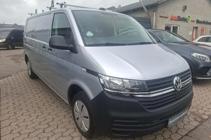 Sølv VW Transporter fra 2024 set udefra