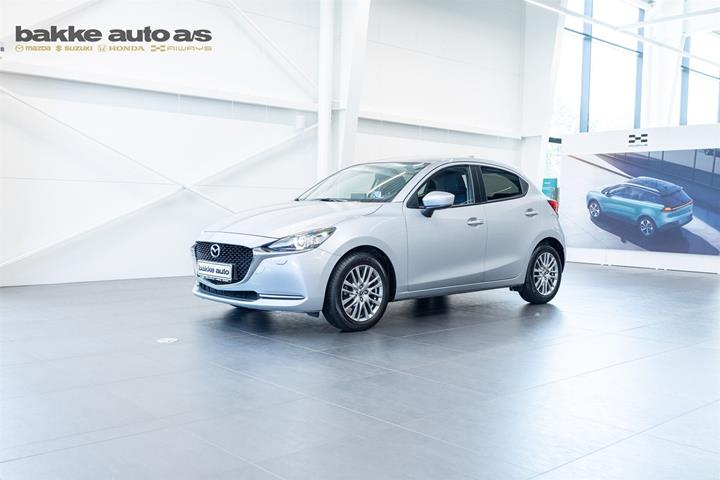 Grå Mazda 2 fra 2023 set udefra