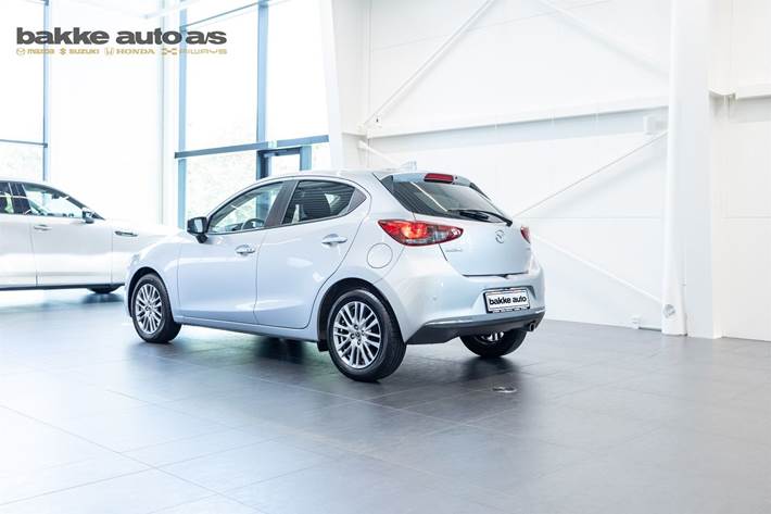 Grå Mazda 2 fra 2023