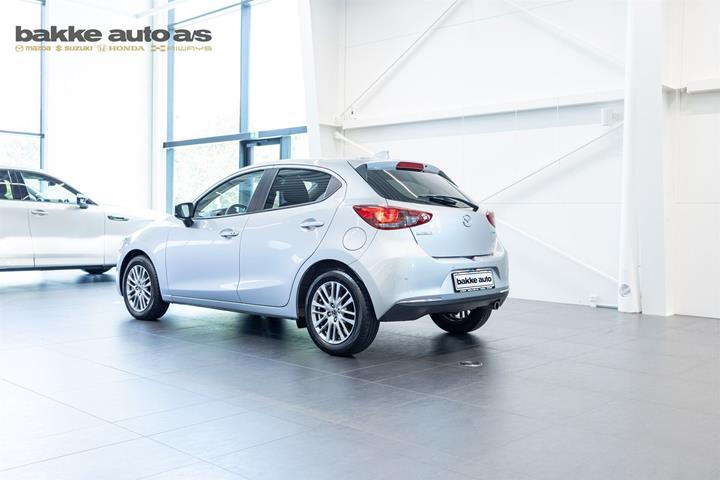 Grå Mazda 2 fra 2023