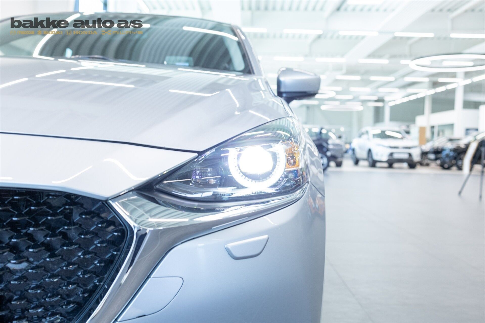 Grå Mazda 2 fra 2023
