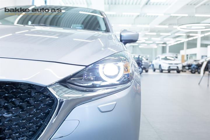 Grå Mazda 2 fra 2023
