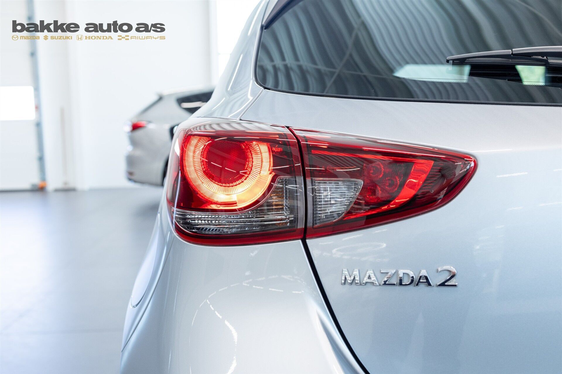 Grå Mazda 2 fra 2023