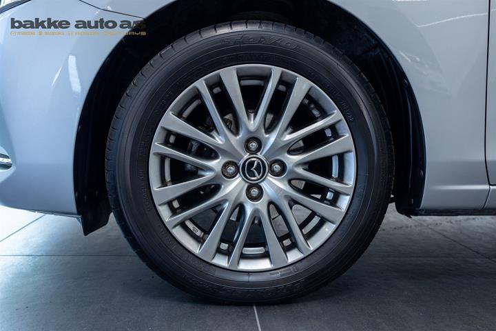 Grå Mazda 2 fra 2023