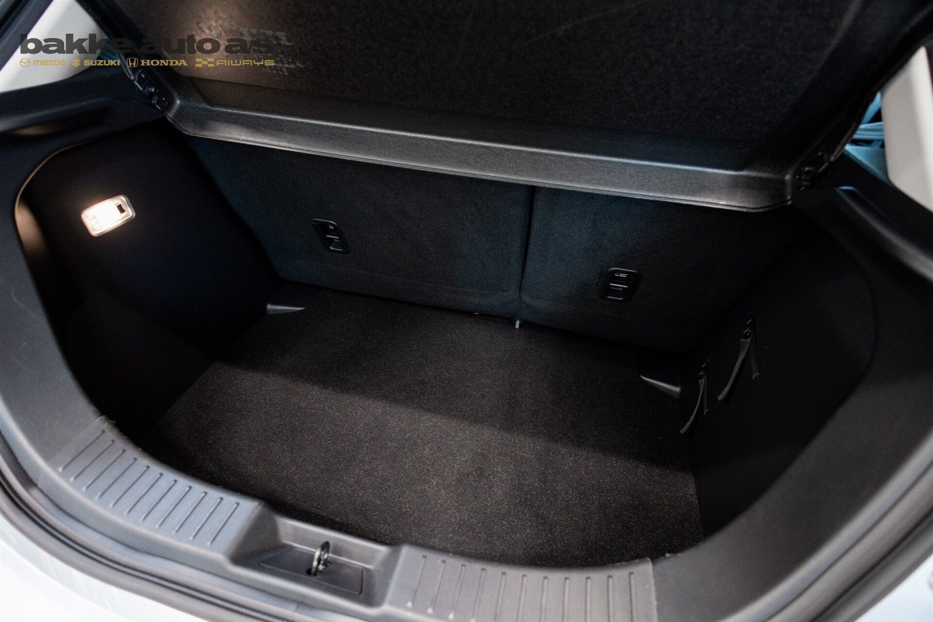 Grå Mazda 2 fra 2023