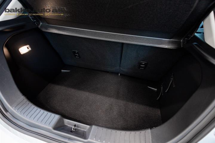 Grå Mazda 2 fra 2023