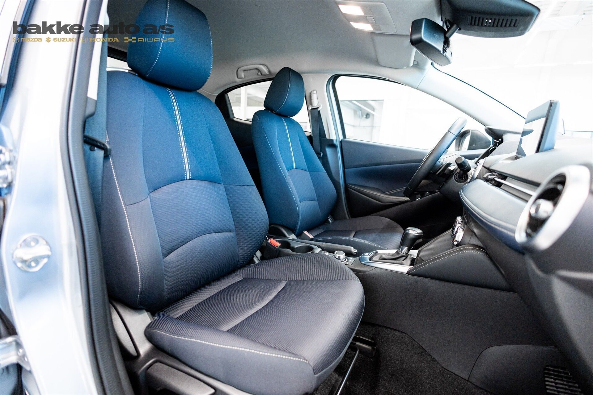 Grå Mazda 2 fra 2023